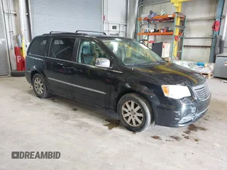 2011 Chrysler Town & Country Touring L z VIN 2A4RR8DG5BR746207, wystawiony jako IAAI lot #42375129 z przebiegiem 226 660 mil mil oraz . Historia ofert i sprzedaży dostępna na DreamBid. Obrazek 1.