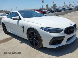 2020 BMW M8 z VIN WBSAE0C00LCE14010, wystawiony jako IAAI lot #42224396 z przebiegiem 12 009 mil mil oraz . Historia ofert i sprzedaży dostępna na DreamBid. Obrazek 1.