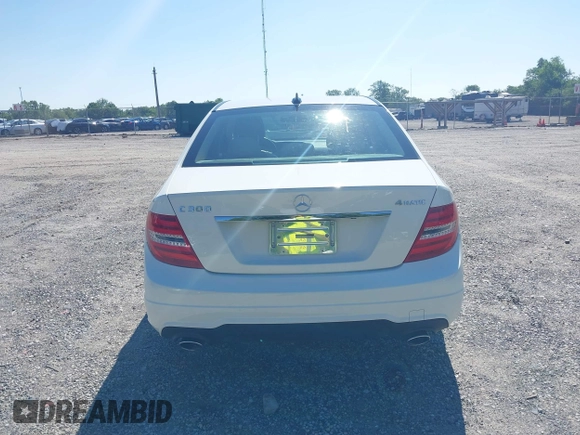 2012 Mercedes-Benz C 300 Sport с VIN WDDGF8BB8CA691471, выставлен на аукционе IAAI как лот 42621659 с пробегом 96 945 миль миль и . История ставок и продаж доступна на DreamBid. Изображение 17.