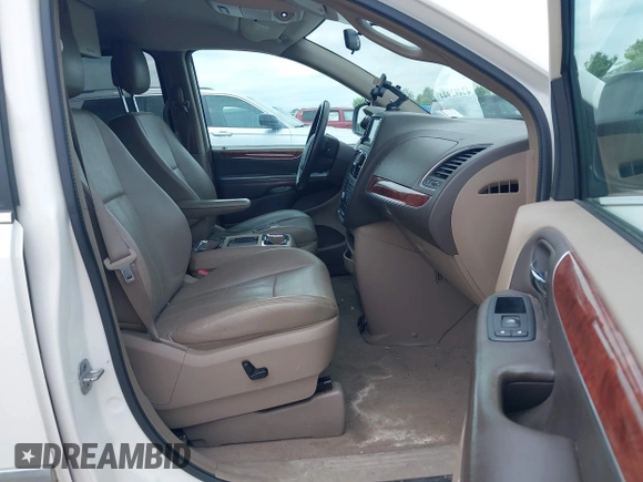 2011 Chrysler Town & Country Touring L z VIN 2A4RR8DG4BR616693, wystawiony jako IAAI lot #42492944 z przebiegiem 159 825 mil mil oraz . Historia ofert i sprzedaży dostępna na DreamBid. Obrazek 5.
