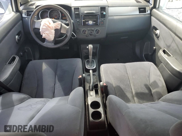 2009 Nissan Versa S z VIN 3N1BC13E79L490369, wystawiony jako Copart lot #51960035 z przebiegiem 160 125 mil mil oraz Nie do naprawy • Non repairable. Historia ofert i sprzedaży dostępna na DreamBid. Obrazek 8.