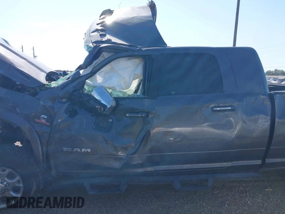 2020 Ram 2500 Laramie z VIN 3C6UR5NLXLG314141, wystawiony jako IAAI lot #42263978 z przebiegiem Nie podano mil oraz . Historia ofert i sprzedaży dostępna na DreamBid. Obrazek 13.