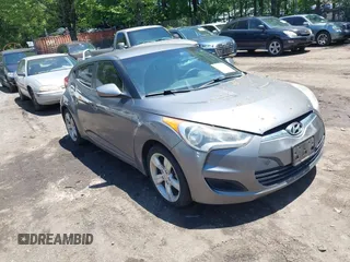 2015 Hyundai Veloster z VIN KMHTC6AD9FU226544, wystawiony jako IAAI lot #42539111 z przebiegiem 121 631 mil mil oraz . Historia ofert i sprzedaży dostępna na DreamBid. Obrazek 1.