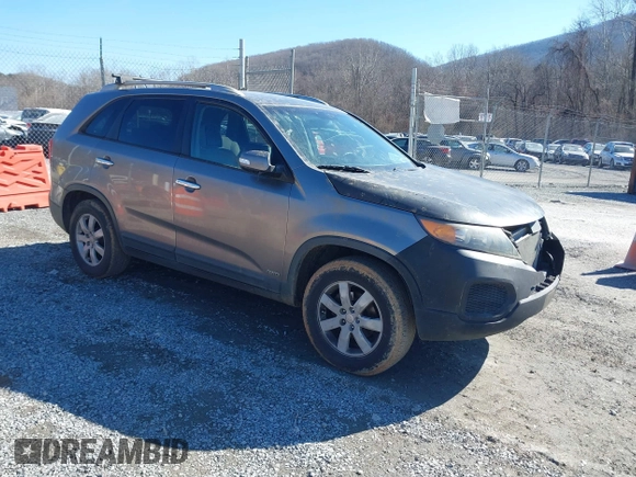 2013 Kia Sorento LX with VIN 5XYKTDA21DG338546, listed as a IAAI auction lot 41447585 with 317,710 mi miles. Bid and sale history available at carsss.com. Image 1.