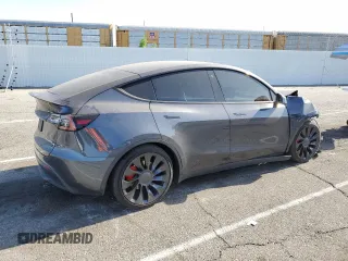 2022 Tesla Model Y Performance z VIN 7SAYGDEF1NF405329, wystawiony jako Copart lot #57249195 z przebiegiem 62 423 mil mil oraz Szkoda całkowita • Salvage title. Historia ofert i sprzedaży dostępna na DreamBid. Obrazek 3.