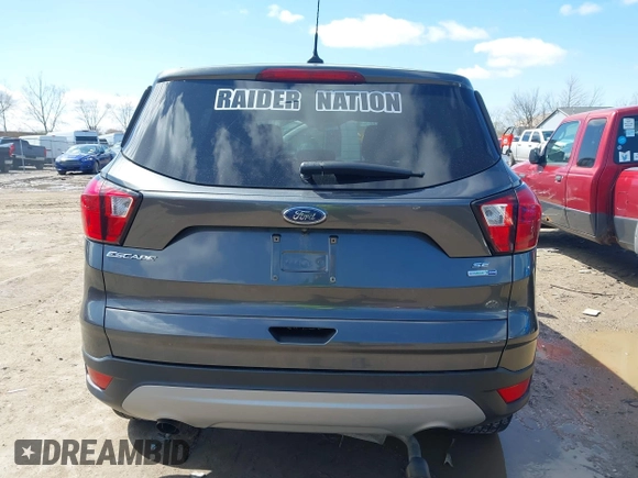 2019 Ford Escape SE z VIN 1FMCU9GD7KUA00132, wystawiony jako IAAI lot #41973998 z przebiegiem 89 327 mil mil oraz . Historia ofert i sprzedaży dostępna na DreamBid. Obrazek 16.