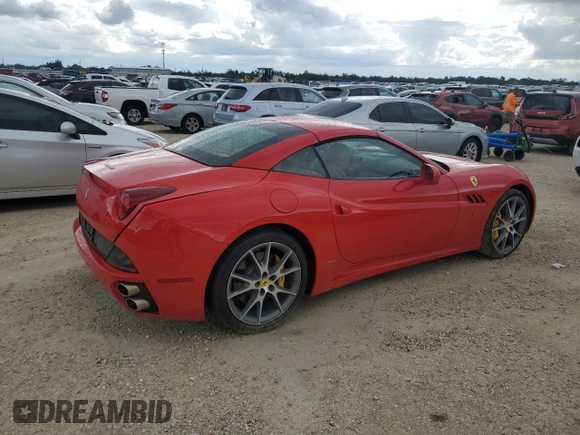 2014 Ferrari California z VIN ZFF65TJA9E0196713, wystawiony jako Copart lot #73682984 z przebiegiem Nie podano mil oraz Nie do naprawy. Historia ofert i sprzedaży dostępna na DreamBid. Obrazek 3.