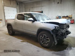 2024 Rivian R1T Adventure z VIN 7FCTGCAA0RN030370, wystawiony jako Copart lot #87251784 z przebiegiem 11 549 mil mil oraz Szkody całkowita. Historia ofert i sprzedaży dostępna na DreamBid. Obrazek 4.