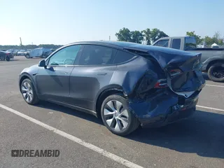 2024 Tesla Model Y Long Range z VIN 7SAYGDEEXRA263444, wystawiony jako IAAI lot #40199252 z przebiegiem 9 540 mil mil oraz . Historia ofert i sprzedaży dostępna na DreamBid. Obrazek 3.