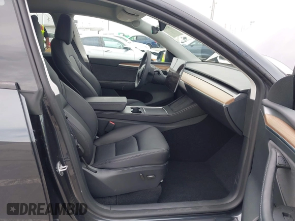 2024 Tesla Model Y z VIN 7SAYGDEDXRF032666, wystawiony jako IAAI lot #42373033 z przebiegiem 7 428 mil mil oraz . Historia ofert i sprzedaży dostępna na DreamBid. Obrazek 5.