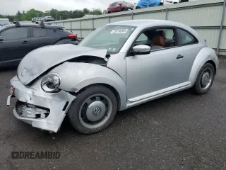2015 Volkswagen Beetle Fleet Edition z VIN 3VWF17AT4FM603402, wystawiony jako Copart lot #55916895 z przebiegiem 70 648 mil mil oraz Szkoda całkowita • Salvage title. Historia ofert i sprzedaży dostępna na DreamBid. Obrazek 1.