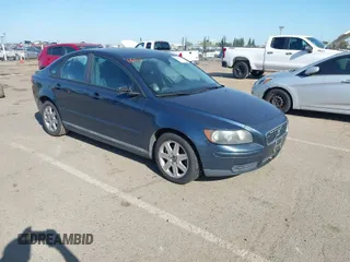 2006 Volvo S40 2.4L with VIN YV1MS390462210091, listed as a IAAI auction lot 42023731 with 205,487 mi miles. Bid and sale history available at carsss.com. Image 1.