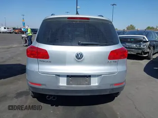 2015 Volkswagen Tiguan S z VIN WVGAV7AX8FW543639, wystawiony jako IAAI lot #42328348 z przebiegiem 76 311 mil mil oraz . Historia ofert i sprzedaży dostępna na DreamBid. Obrazek 16.