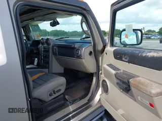2003 Hummer H2 z VIN 5GRGN23U63H131139, wystawiony jako IAAI lot #42540561 z przebiegiem 182 365 mil mil oraz . Historia ofert i sprzedaży dostępna na DreamBid. Obrazek 5.