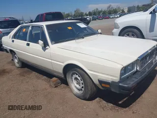1985 Maserati Quattroporte z VIN ZAMBC1103FA305124, wystawiony jako IAAI lot #42164927 z przebiegiem 117 000 mil mil oraz . Historia ofert i sprzedaży dostępna na DreamBid. Obrazek 1.