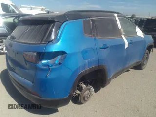 2020 Jeep Compass Latitude z VIN 3C4NJDBB7LT240954, wystawiony jako IAAI lot #37092535 z przebiegiem Nie podano mil oraz . Historia ofert i sprzedaży dostępna na DreamBid. Obrazek 4.
