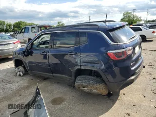 2018 Jeep Compass Latitude z VIN 3C4NJDBB5JT400553, wystawiony jako Copart lot #57513225 z przebiegiem 120 400 mil mil oraz Szkoda całkowita • Salvage title. Historia ofert i sprzedaży dostępna na DreamBid. Obrazek 2.