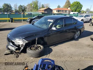 2015 BMW 3 Series 328i xDrive z VIN WBA3B3C59FJ985091, wystawiony jako Copart lot #57658705 z przebiegiem 106 521 mil mil oraz Szkoda całkowita • Salvage title. Historia ofert i sprzedaży dostępna na DreamBid. Obrazek 1.