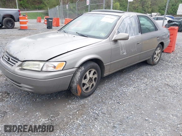 1998 Toyota Camry LE z VIN 4T1BF28K0WU066098, wystawiony jako IAAI lot #41971003 z przebiegiem 324 180 mil mil oraz . Historia ofert i sprzedaży dostępna na DreamBid. Obrazek 2.