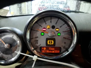 2010 MINI Convertible S z VIN WMWMS3C54ATY51980, wystawiony jako Copart lot #56589265 z przebiegiem 147 136 mil mil oraz Szkoda całkowita • Salvage title. Historia ofert i sprzedaży dostępna na DreamBid. Obrazek 9.