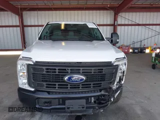 2024 Ford F-250 XL z VIN 1FT7W2AA4REF90588, wystawiony jako IAAI lot #42510225 z przebiegiem 925 mil mil oraz . Historia ofert i sprzedaży dostępna na DreamBid. Obrazek 12.