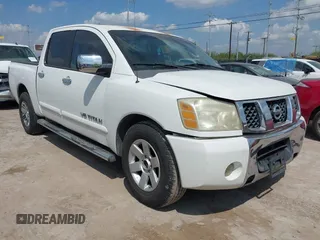 2005 Nissan Titan SE z VIN 1N6BA07A95N572874, wystawiony jako IAAI lot #42325304 z przebiegiem 240 256 mil mil oraz . Historia ofert i sprzedaży dostępna na DreamBid. Obrazek 1.
