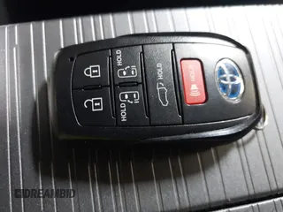2024 Toyota Sienna XSE z VIN 5TDDSKFC3RS114626, wystawiony jako IAAI lot #40865635 z przebiegiem 45 974 mil mil oraz . Historia ofert i sprzedaży dostępna na DreamBid. Obrazek 11.