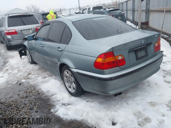 2005 BMW 3 Series 325i with VIN WBAEV33475KW16987, listed as a IAAI auction lot 41353913 with 211,222 mi miles. Bid and sale history available at carsss.com. Image 3.