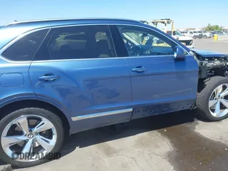 2019 Bentley Bentayga V8 z VIN SJAAM2ZVXKC026160, wystawiony jako IAAI lot #42131132 z przebiegiem 38 512 mil mil oraz . Historia ofert i sprzedaży dostępna na DreamBid. Obrazek 14.