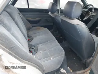 1993 Ford Escort z VIN 1FAPP14J0PW114239, wystawiony jako IAAI lot #41473100 z przebiegiem 98 559 mil mil oraz . Historia ofert i sprzedaży dostępna na DreamBid. Obrazek 8.