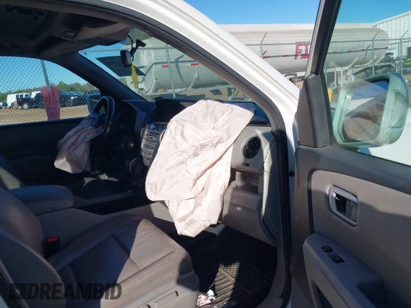 2013 Honda Pilot Touring with VIN 5FNYF4H95DB067812, listed as a IAAI auction lot 40919050 with 256,087 mi miles. Bid and sale history available at carsss.com. Image 5.