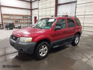 2006 Ford Escape XLT with VIN 1FMYU03106KC15575, listed as a IAAI auction lot 42017906 with 187,733 mi miles. Bid and sale history available at carsss.com. Image 2.