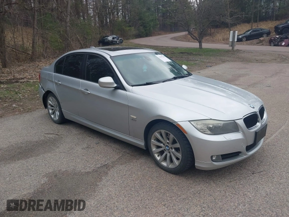 2011 BMW 3 Series 328i xDrive z VIN WBAPK5G53BNN28397, wystawiony jako IAAI lot #42095389 z przebiegiem 112 275 mil mil oraz . Historia ofert i sprzedaży dostępna na DreamBid. Obrazek 1.