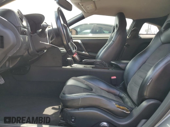 2010 Nissan GT-R Premium с VIN JN1AR5EF3AM231377, выставлен на аукционе Copart как лот 52572685 с пробегом 55 879 миль миль и Списание • Salvage title. История ставок и продаж доступна на DreamBid. Изображение 7.