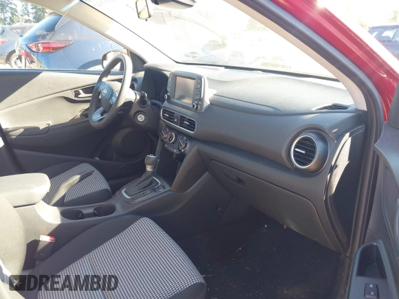 2021 Hyundai Kona SE z VIN KM8K1CAA8MU685132, wystawiony jako IAAI lot #42063844 z przebiegiem 15 519 mil mil oraz . Historia ofert i sprzedaży dostępna na DreamBid. Obrazek 5.