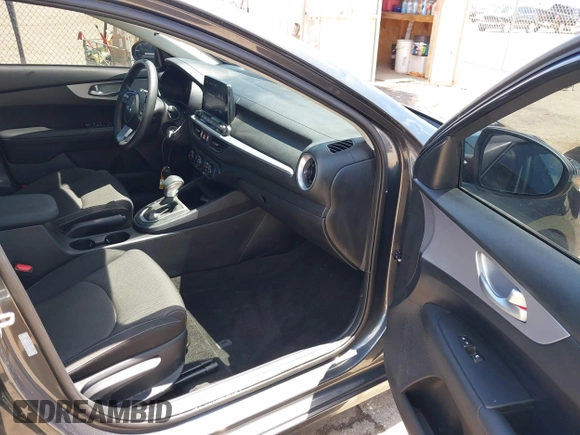 2024 Kia Forte LXS z VIN 3KPF24AD9RE819395, wystawiony jako IAAI lot #42182642 z przebiegiem 14 778 mil mil oraz . Historia ofert i sprzedaży dostępna na DreamBid. Obrazek 5.