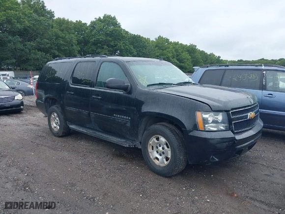 2014 Chevrolet Suburban LT with VIN 1GNSKJE76ER211325, listed as a IAAI auction lot 40072555 with 999,999 mi miles. Bid and sale history available at carsss.com. Image 1.