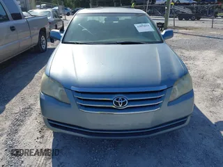 2005 Toyota Avalon XL z VIN 4T1BK36B55U032452, wystawiony jako IAAI lot #42054019 z przebiegiem 228 183 mil mil oraz . Historia ofert i sprzedaży dostępna na DreamBid. Obrazek 6.