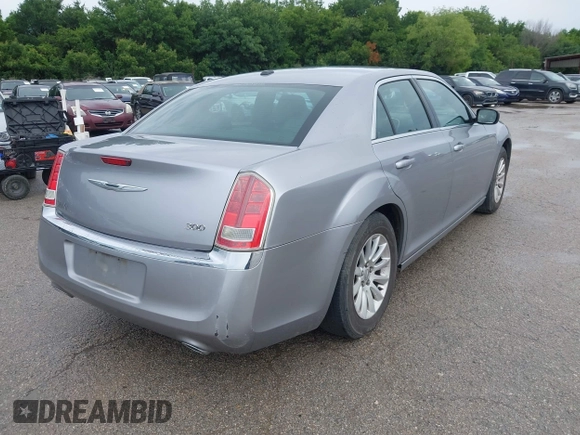 2013 Chrysler 300 z VIN 2C3CCAAG2DH572652, wystawiony jako IAAI lot #42445906 z przebiegiem 224 235 mil mil oraz . Historia ofert i sprzedaży dostępna na DreamBid. Obrazek 4.