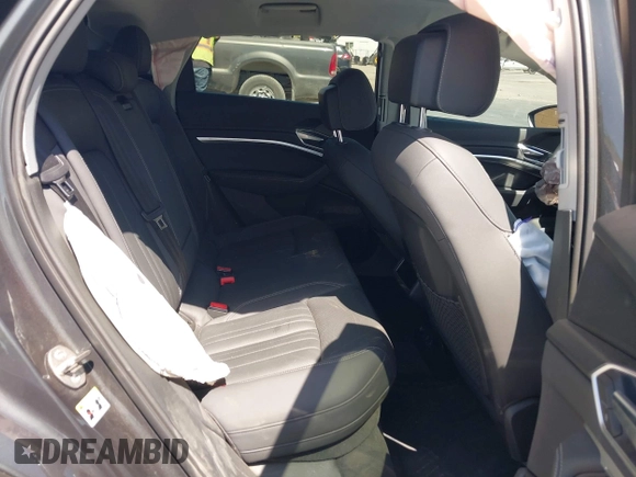2020 Audi e-tron Sportback Premium Plus z VIN WA12ABGEXLB035392, wystawiony jako IAAI lot #42304663 z przebiegiem 35 382 mil mil oraz . Historia ofert i sprzedaży dostępna na DreamBid. Obrazek 8.