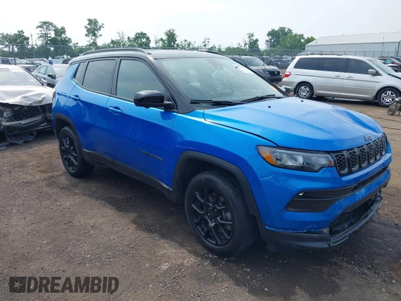 2024 Jeep Compass Latitude z VIN 3C4NJDBN4RT106311, wystawiony jako IAAI lot #42474517 z przebiegiem 9 027 mil mil oraz . Historia ofert i sprzedaży dostępna na DreamBid. Obrazek 1.