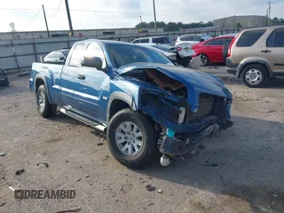 2006 Mitsubishi Raider Duro Cross z VIN 1Z7HC32K36S567749, wystawiony jako IAAI lot #42225753 z przebiegiem 81 302 mil mil oraz . Historia ofert i sprzedaży dostępna na DreamBid. Obrazek 1.