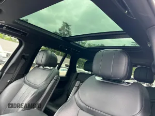 2023 Land Rover Range Rover SE z VIN SALKP9E72PA021055, wystawiony jako Copart lot #60476175 z przebiegiem 57 833 mil mil oraz Czysty tytuł • Clean title. Historia ofert i sprzedaży dostępna na DreamBid. Obrazek 10.