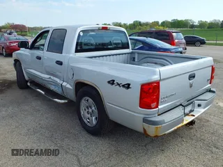 2006 Dodge Dakota SLT z VIN 1D7HW48N76S645515, wystawiony jako IAAI lot #42091904 z przebiegiem 160 695 mil mil oraz . Historia ofert i sprzedaży dostępna na DreamBid. Obrazek 3.