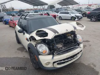 2013 MINI Hardtop z VIN WMWSU3C59DT549526, wystawiony jako IAAI lot #42173061 z przebiegiem 141 319 mil mil oraz . Historia ofert i sprzedaży dostępna na DreamBid. Obrazek 1.