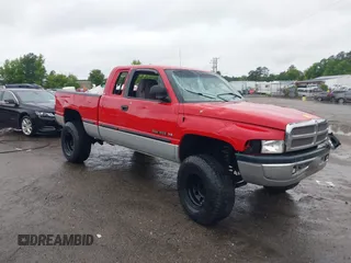1999 Dodge 1500 z VIN 3B7HF13Z8XG101729, wystawiony jako IAAI lot #42240849 z przebiegiem Nie podano mil oraz . Historia ofert i sprzedaży dostępna na DreamBid. Obrazek 1.