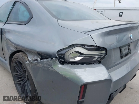 2025 BMW M2 z VIN 3MF23DM0XS8E95167, wystawiony jako IAAI lot #41664519 z przebiegiem 13 mil mil oraz . Historia ofert i sprzedaży dostępna na DreamBid. Obrazek 19.
