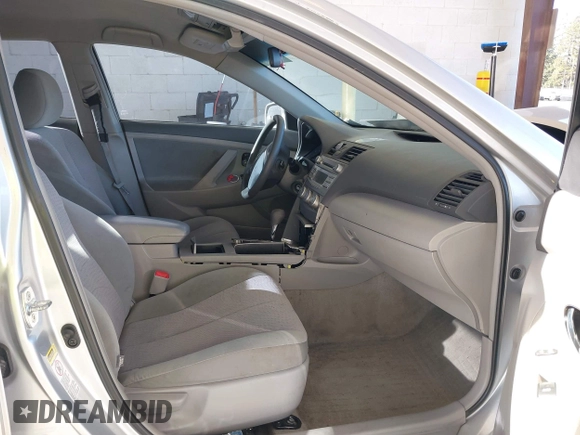 2011 Toyota Camry LE z VIN 4T1BF3EK3BU231811, wystawiony jako IAAI lot #41948136 z przebiegiem 133 722 mil mil oraz . Historia ofert i sprzedaży dostępna na DreamBid. Obrazek 5.