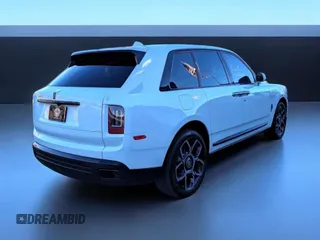 2022 Rolls-Royce Cullinan Black Badge z VIN SLATV8C02NU212XXX, wystawiony jako Copart lot #59257385 z przebiegiem 5245 mil mil oraz Tytuł czysty. Historia ofert i sprzedaży dostępna na DreamBid. Obrazek 4.