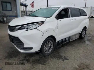 2022 Toyota Sienna LE z VIN 5TDKSKFC3NS070984, wystawiony jako Copart lot #60705265 z przebiegiem 10 846 mil mil oraz Czysty tytuł • Clean title. Historia ofert i sprzedaży dostępna na DreamBid. Obrazek 1.